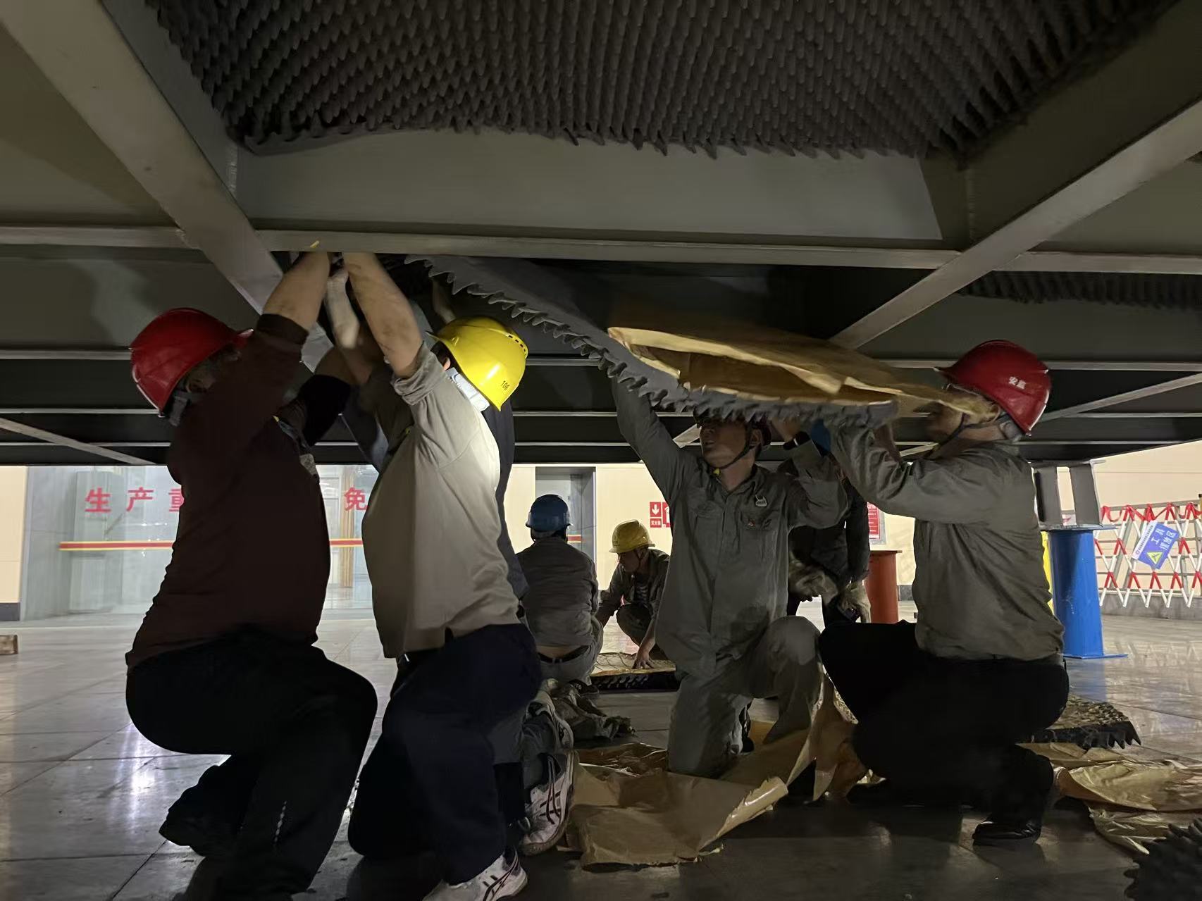 鋪設廠房隔音棉現場.jpg